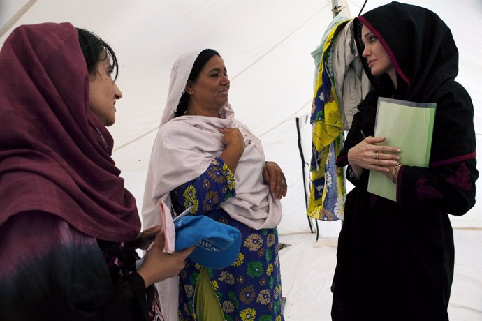 La Embajadora de Buena Voluntad de ACNUR, Angelina Jolie, visita a los desplazad