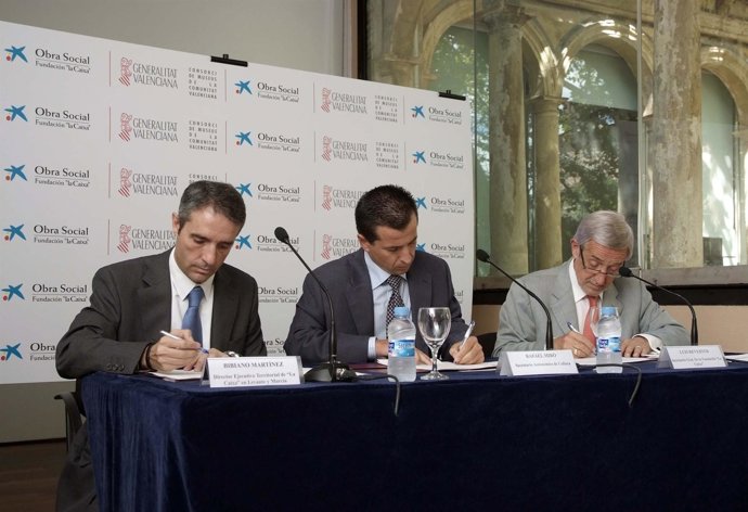 Un momento de la firma del convenio