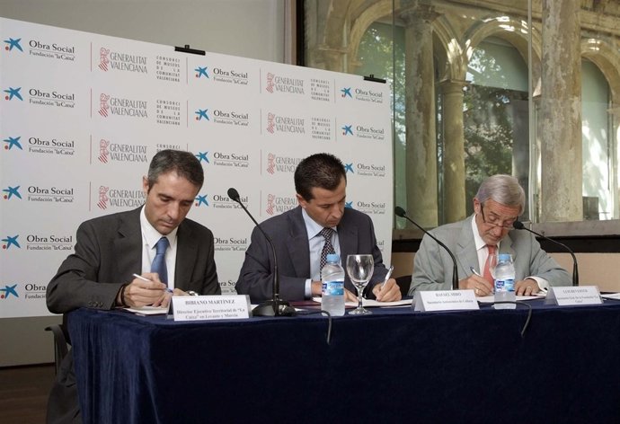 Un momento de la firma del convenio