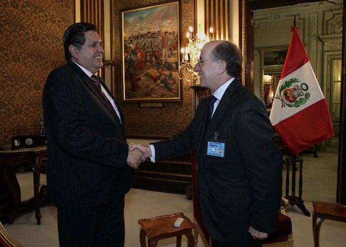 El presidente de Perú, Alán García, y el de Repsol, Antonio Brufau.