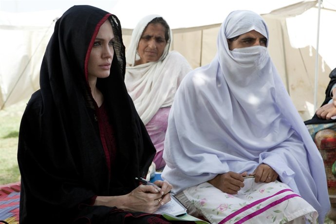 La Embajadora de Buena Voluntad de ACNUR, Angelina Jolie, visita a los desplazad
