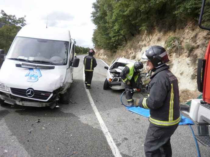 Dos heridos al colisionar una furgoneta y un turismo en Artavia.