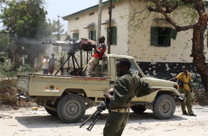 Tropas gubernamentales somalíes luchan contra los rebeldes en Mogadiscio