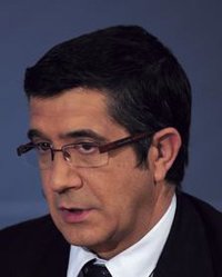 López dice que la negociación de PGE "se hace con el PNV", pero "también con el Gobierno vasco"