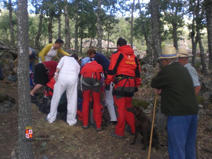 Equipos del 112 rescatan a la mujer lesionada en Ávila. 