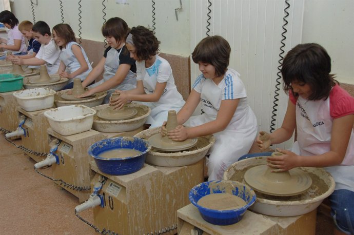 Niños en el taller del barro