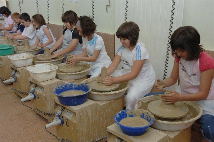 Niños en el taller del barro