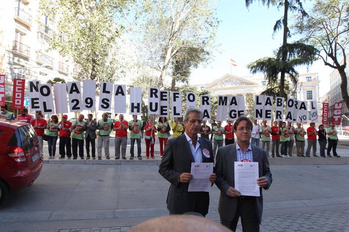 CC.OO. y UGT se concentran ante el Congreso en protesta contra la reforma labora