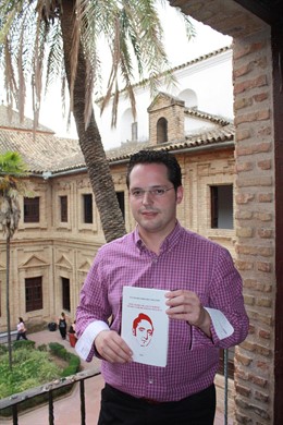 El profesor Torralbo Caballero con un ejemplar de su nuevo trabajo