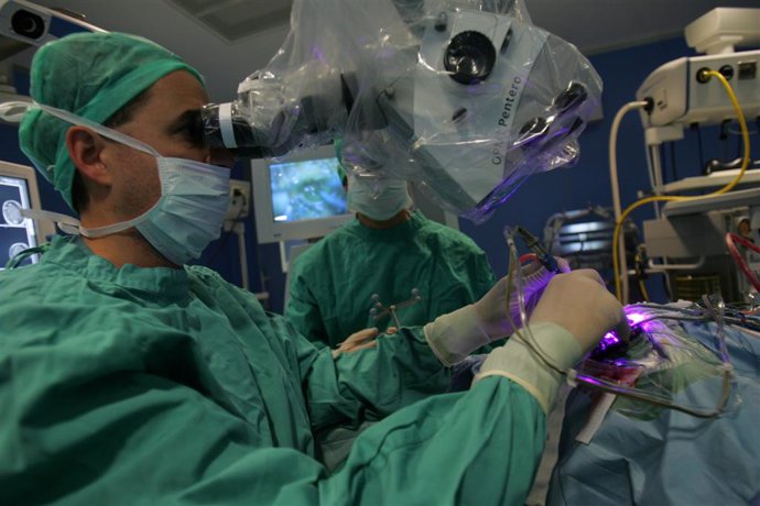 El doctor de la Clínica Universidad de Navarra Ricardo Díez Valle durante una op