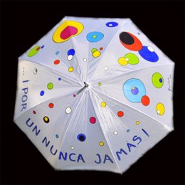 Uno de los paraguas en homenaje a víctimas del terrorismo