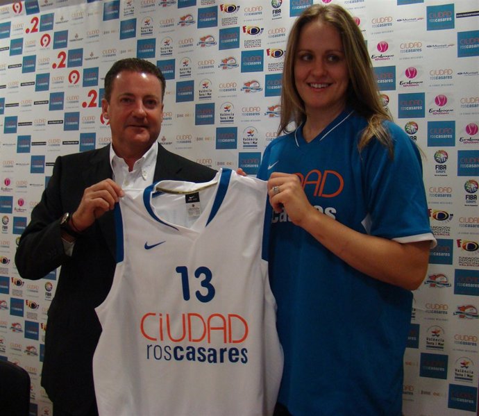 El presidente del Ciudad Ros Casares, Germán Ros, y la jugadora Linda Frohlich