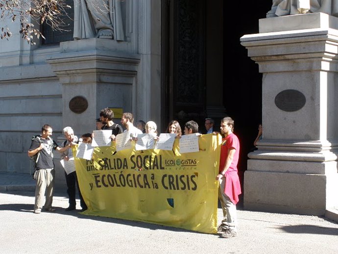 Representantes de Ecologistas en Acción secundan la celebración de la huelga el 