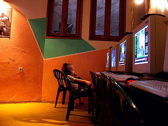 Un niño conectado a Internet en un cibercafé.