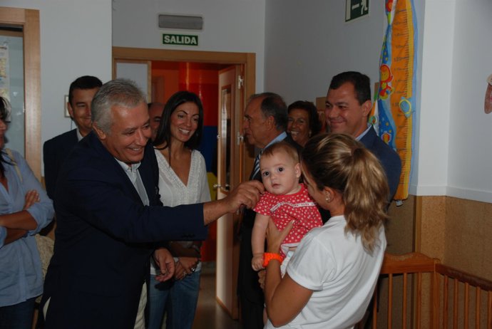 Javier Arenas durante su visita a una guardería en Tomares (Sevilla)