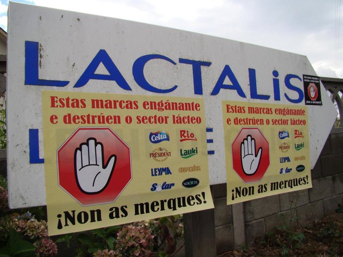 Imagen de uno de los carteles pegados durante la protesta