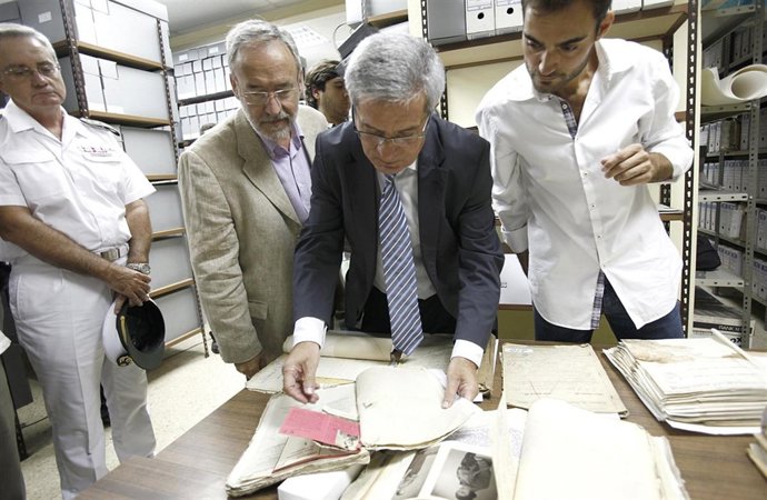 Saura visita el archivo de los consejos de guerra del franquismo
