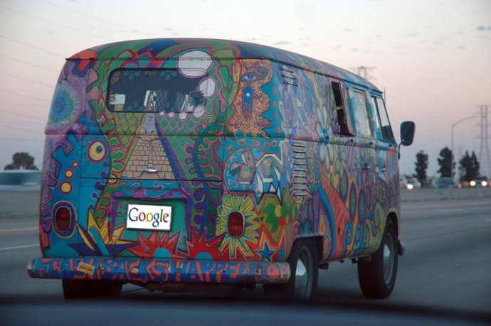 Fotomontaje furgoneta hippy con el logotipo de Google
