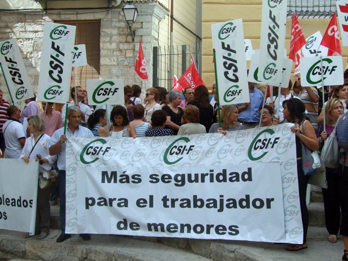 La foto es de CSIF-Jaén y se ve a algunos de los trabajadores y  representantes 