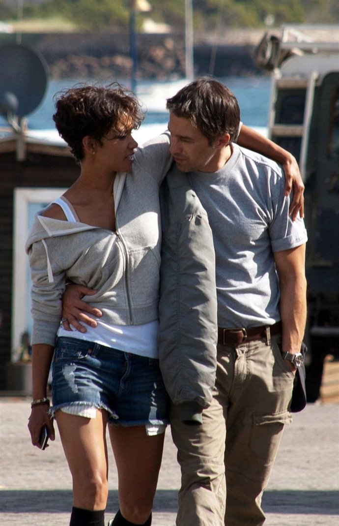 Los actores Halle Berry y Olivier Martinez durante el rodaje de 'Dark Tide' en S