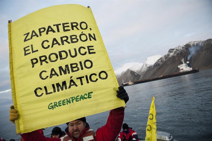 'Juantxo' en una campaña en octubre de 2009 en Svalvard (Ártico), contra un buqu