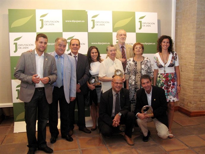 Foto de familia de los galardonados en el Día del Cooperante.