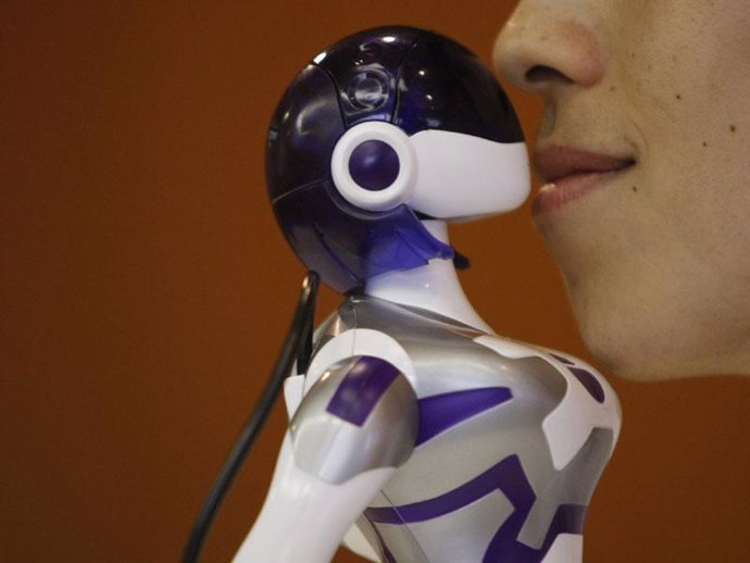 robot humanoide sega besa a un hombre
