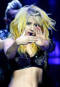 Lady Gaga pone fin a una pelea en mitad de su actuación