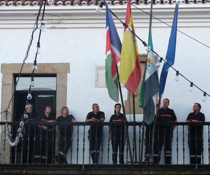 Miembros de Protección Civil durante el izado de banderas