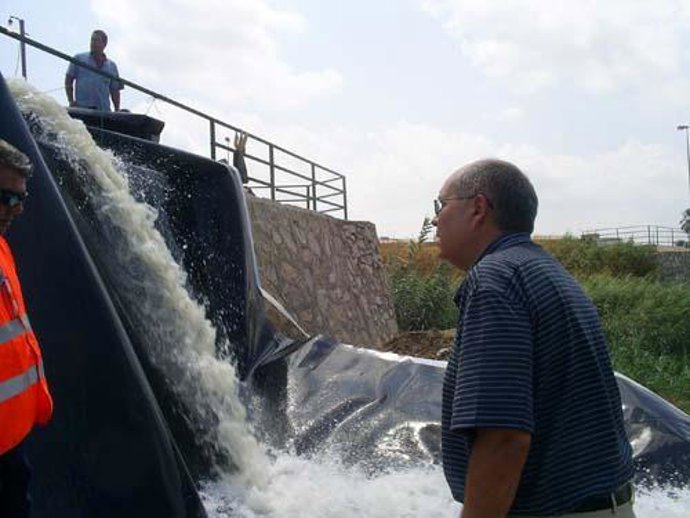 Imagen de unos regantes