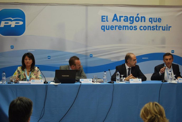 El presidente del PP-Zaragoza acompañado por otros responsables del partido en l