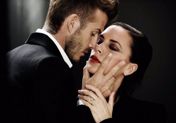 David y Victoria Beckyham en el anuncio de su fragancia 'Intimately Beckham Your