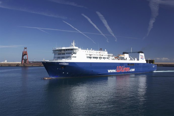 El buque 'Norman Bridge' en el puerto de Gijón