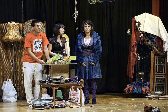 Integrantes del grupo durante la representación de 'El Inquilino Diógenes'