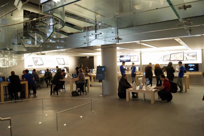 Apple store en el Louvre de París