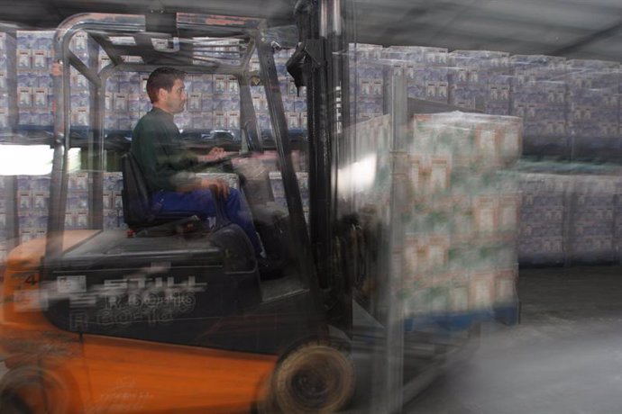 Trabajador de una industria láctea.