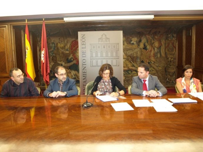 Firma del acuerdo de León con la agencia de viajes 'online' Rumbo