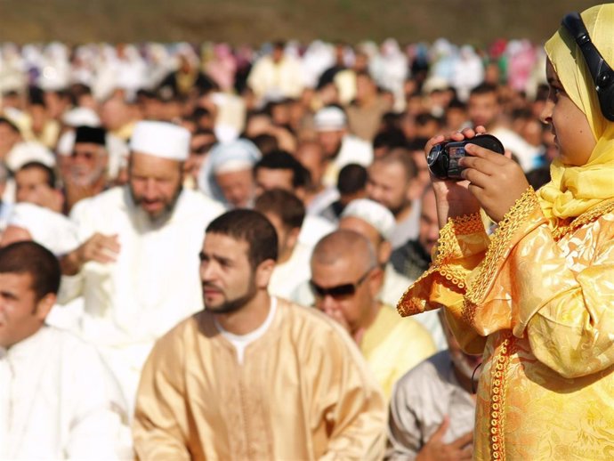 Imagen del rezo por el fin del Ramadán en Ceuta