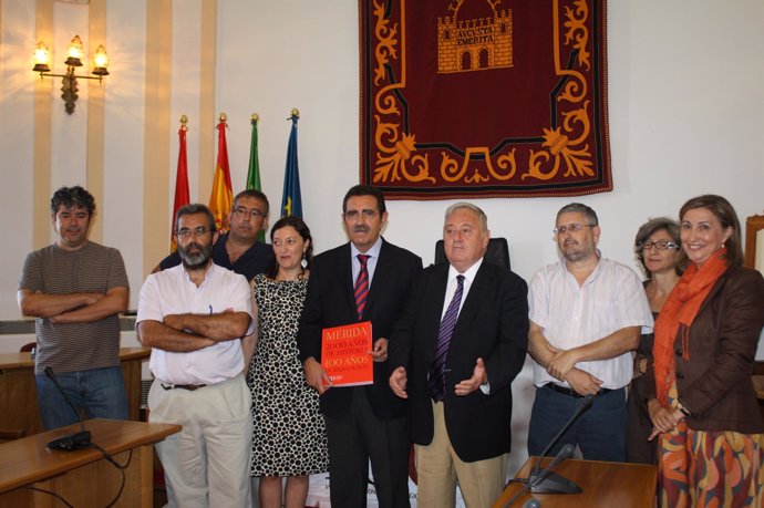 El alcalde de Mérida con los autores del libro