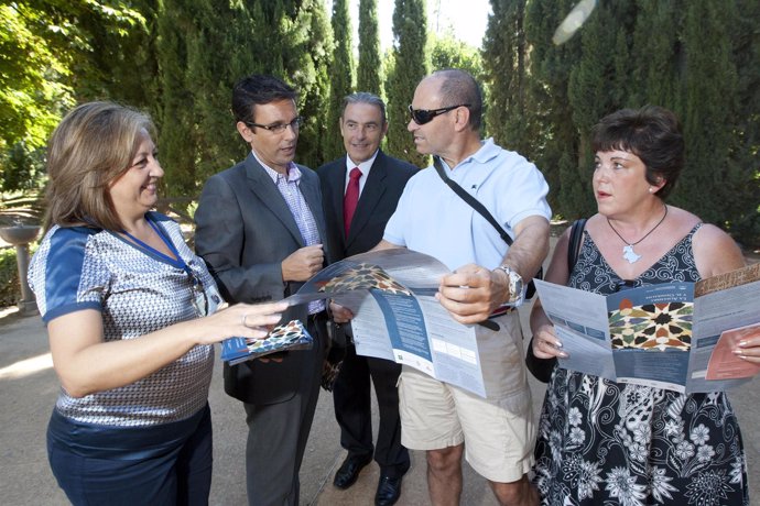 la directora del Patronato de la Alhambra, María del Mar Villafranca, y el deleg