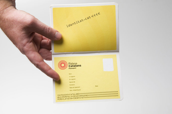 Un ejemplar del denominado 'Pasaporte de los Països Catalans'