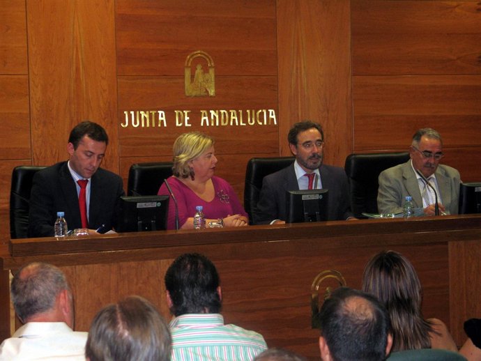 La consejera de Agricultura, Clara Aguilera, ha entregado 31 resoluciones de ayu