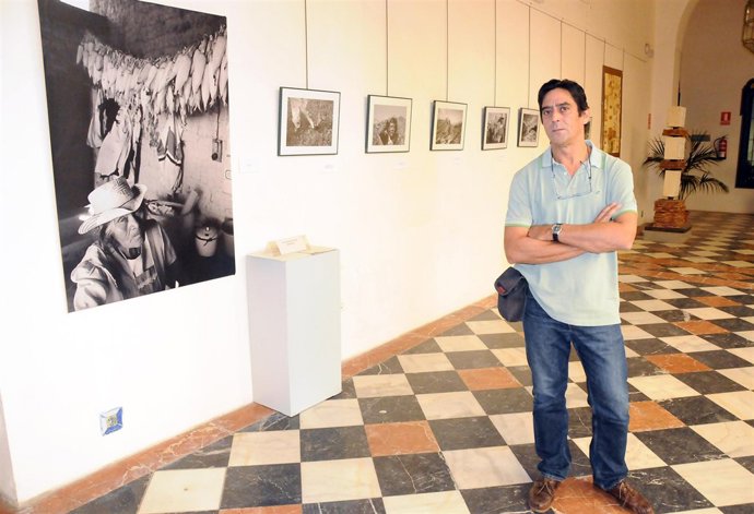 Balbotín ante imágenes de su exposición