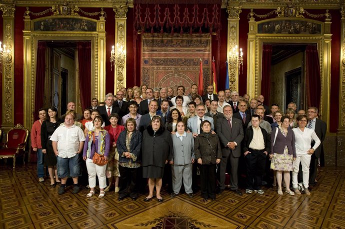 El presidente Sanz, junto a los participantes en la recepción a Anfas.