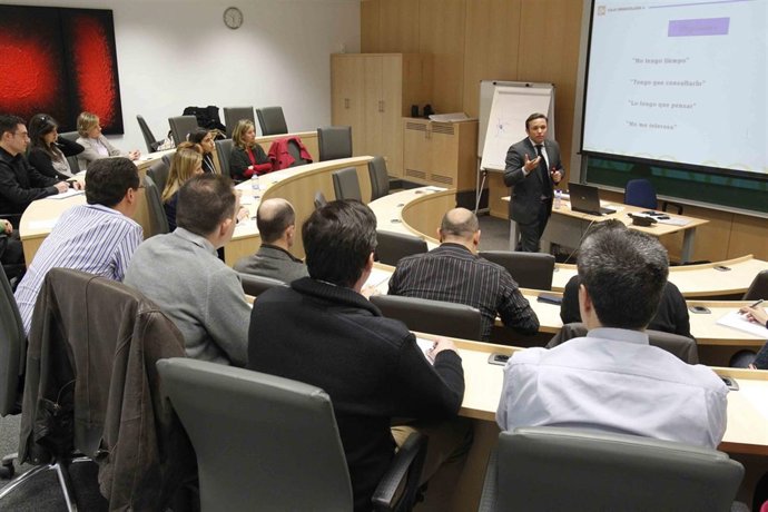 escuela de negocios cai