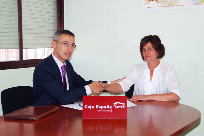 Firma del convenio entre Caja España y la Asociación Berciana de Agricultores.