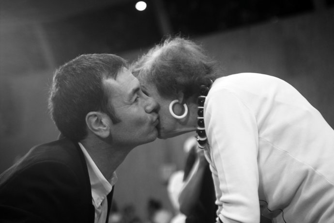 Tomás Gómez con una militante