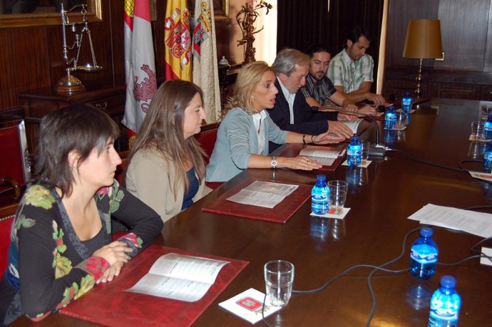 Teresa Valdenebro y Jesús Bárez acompañados de cuatro de los artistas sorianos p
