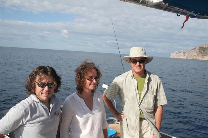 Arbona (en el centro), durante la jornada de pesca.