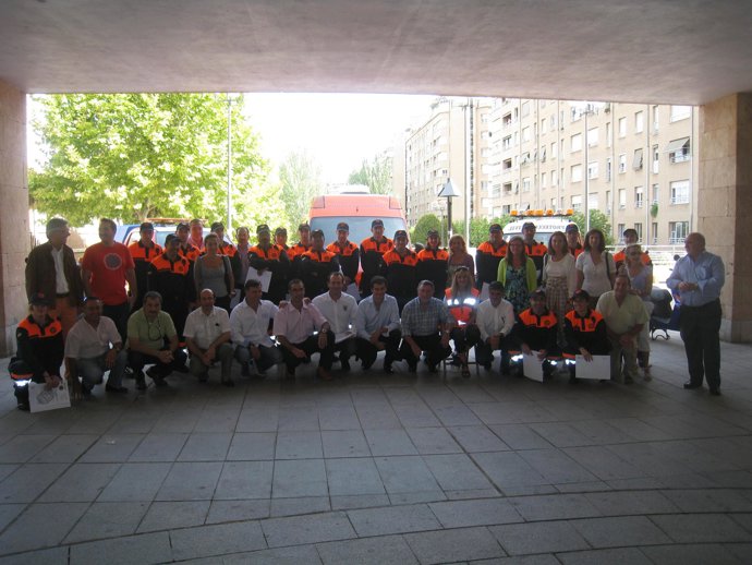 El alcalde de Logroño, Tomás Santos,  junto con los voluntarios que han recibido